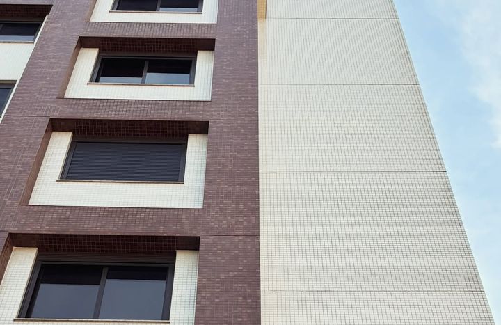 Fachada de edifício com revestimento cerâmico e juntas de movimentação aparentes