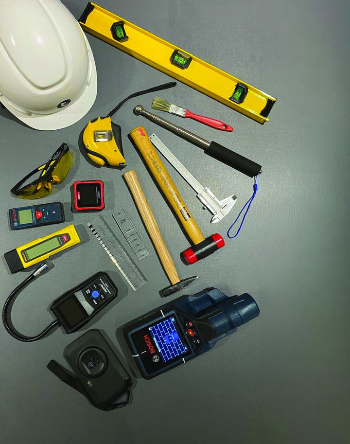 Equipamentos de inspeção predial: capacete, nível, trena, paquímetro, martelo, medidor a laser e detector
