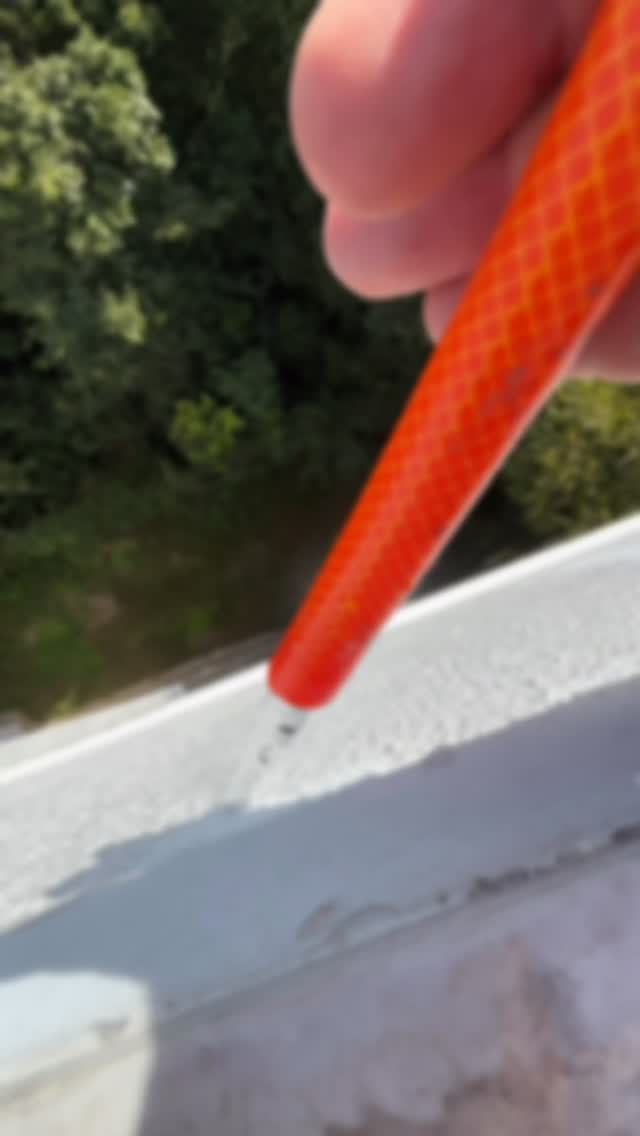 Lápis indicando fissura em peitoril durante inspeção