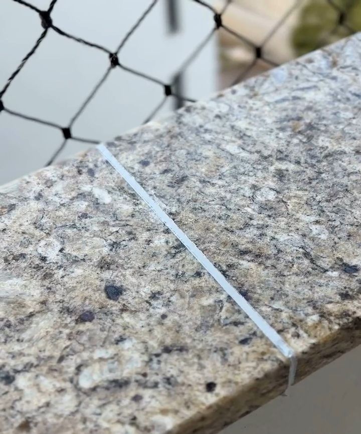 Detalhe de peitoril em granito com linha de junta avaliado em vistoria