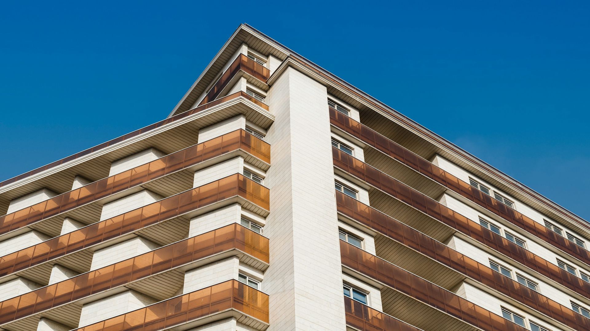 Fachada de prédio residencial com varandas